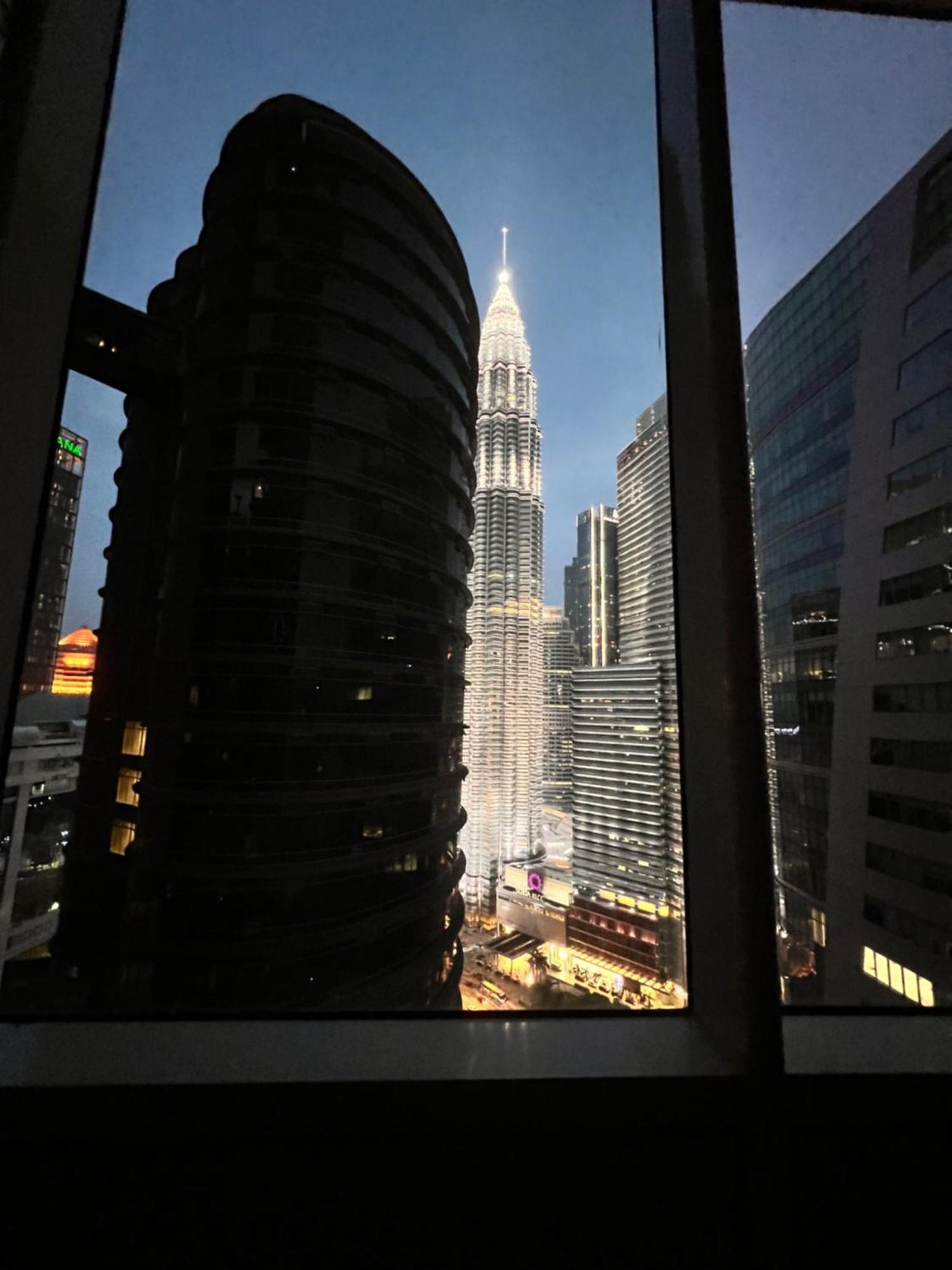 Sky Suites At Klcc By Mitstay Куала-Лумпур Экстерьер фото